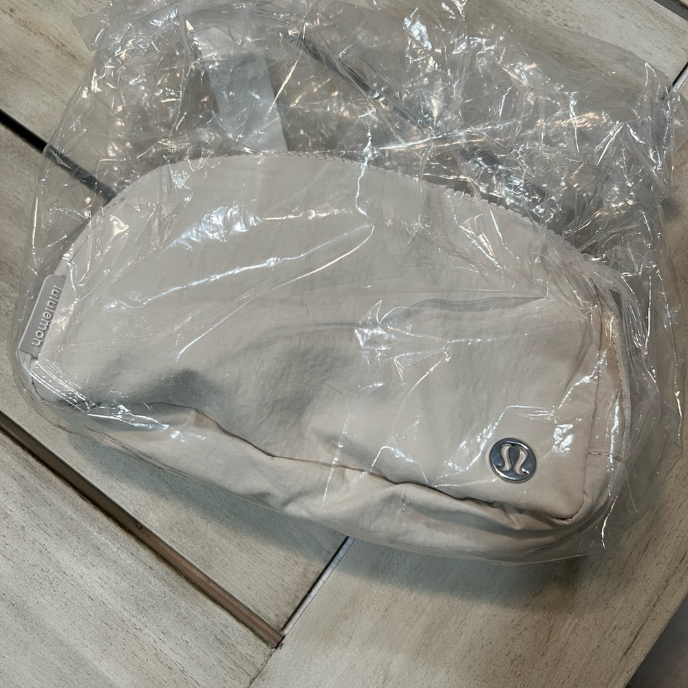Lululemon Everywhere Belt Bag 1L in White Opal - Picture 2 of 3